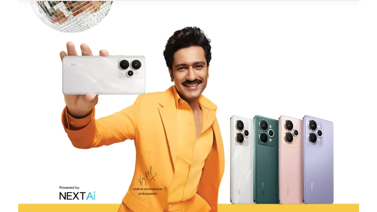Vicky Kaushal holding Realme 15 Pro 5G in Flowing Silver color